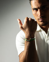 Midnight Lock Groen Armband Zilverkleurig op de pols van een man. handgemaakte sieraden, luxe heren sieraden.