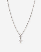 Celestia cross zilverkleurig ketting, handgemaakt en luxe, met verfijnd geometrisch detail.
