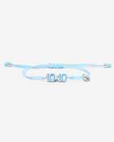Zilverkleurige 10:10 armband met lichtblauwe band, symbool voor succes en communicatie.