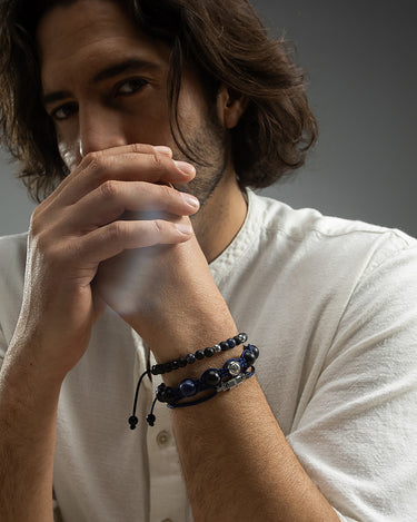 Midnight Lock Donkerblauw Armband Zilverkleurig op de pols van een man, handgemaakte sieraden, luxe heren sieraden.