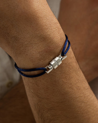Midnight Lock donkerblauw armband goudkleurig, handgemaakt voor luxe heren sieraden in premium kwaliteit.