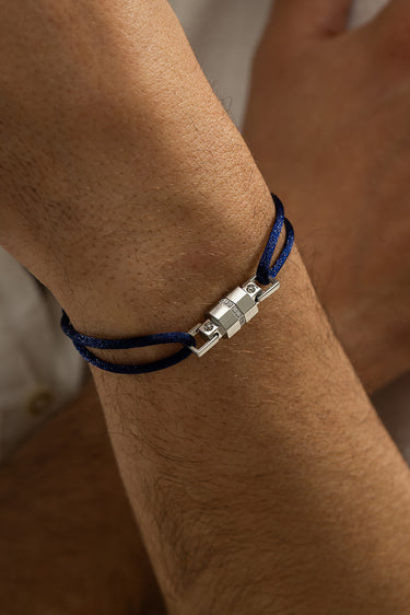 Midnight Lock donkerblauw armband goudkleurig, handgemaakt voor luxe heren sieraden in premium kwaliteit.