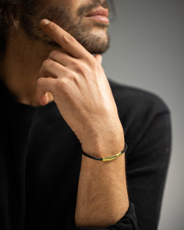 Noirèa Goudkleurig Zwart Armband 3mm, handgemaakte sieraden voor luxe heren, stijlvolle look met 18K goudkleurige sluiting.