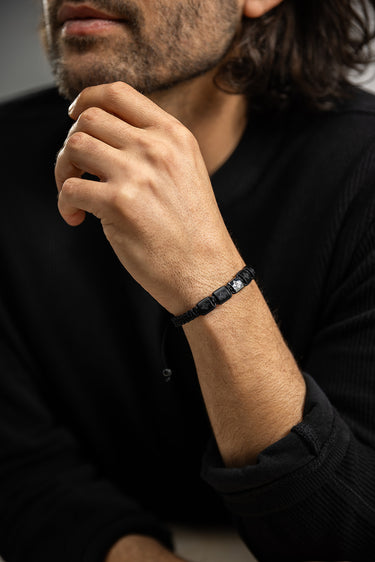 Man draagt Heavenly Growth Armband - roanross sieraden, handgemaakte sieraden, luxe heren sieraden, premium kwaliteit sieraden, exclusieve sieraden mannen