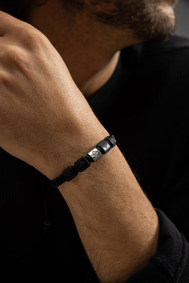 Man draagt Heavenly Growth Armband: Black Onyx, roanross sieraden, handgemaakte sieraden, luxe heren sieraden, premium kwaliteit sieraden.