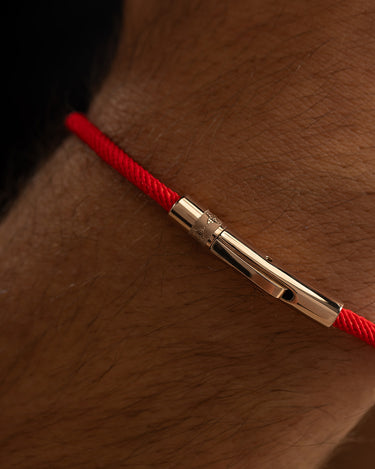 Noirèa Rosé Goudkleurig Rood Armband 3mm close-up met elegante sluiting in stainless steel.