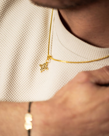 Man draagt Celestia Rosé Goudkleurig Ketting - roanross sieraden, handgemaakte sieraden, luxe heren sieraden, premium kwaliteit sieraden