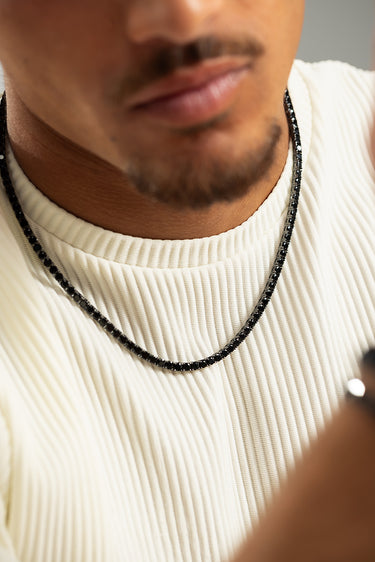 Crystal Embrace Zwart Tennis Ketting, symbool voor zuiverheid en sprankelende energie.