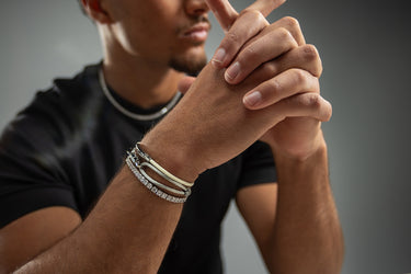 Noirèa silberfarbenes weißes Armband 4mm.