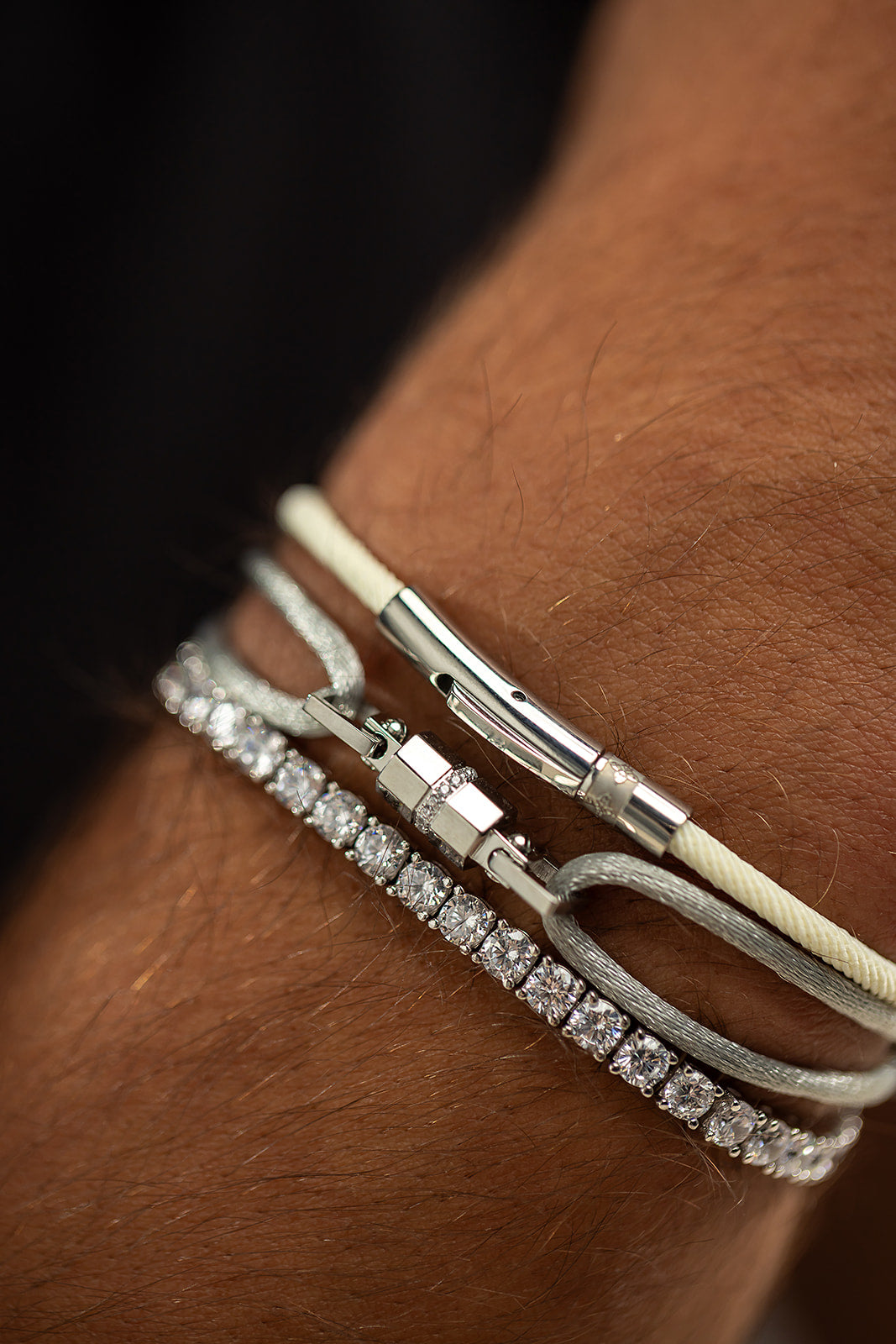 Midnight Lock Grijs Armband Zilverkleurig. Handgemaakte sieraden voor luxe heren. Premium kwaliteit en stijl.
