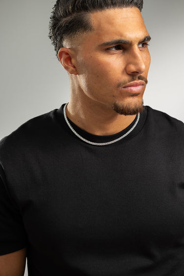 Man draagt Crystal Embrace zilver Tennis Ketting, symbool voor helderheid en sprankelende energie.