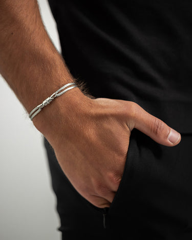 Midnight Lock Grijs Armband Rosè Goudkleurig op een model met een zwart T-shirt. Elegante handgemaakte sieraden.