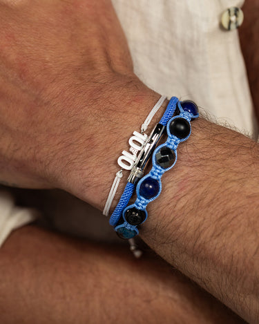 Noirèa Zilverkleurig Lichtblauw Armband 3mm op een pols, handgemaakt luxe heren sieraden.