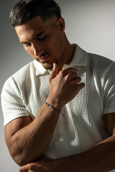 Celestial Balance Zilver Grijs Armband op de pols van een man in stijlvol shirt, handgemaakte sieraden, luxe heren sieraden.