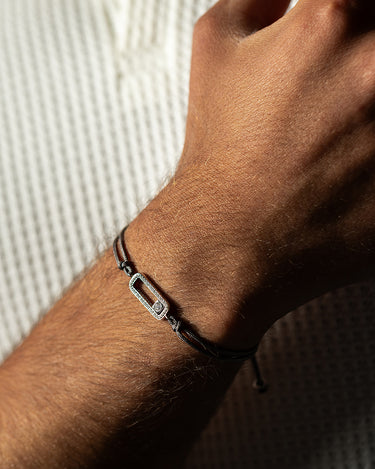 Celestial Balance Zilver Grijs Armband op een hand met luxe uitstraling, handgemaakte sieraden voor mannen.