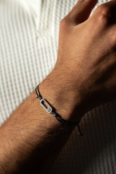 Celestial Balance Zilver Grijs Armband op een hand met luxe uitstraling, handgemaakte sieraden voor mannen.