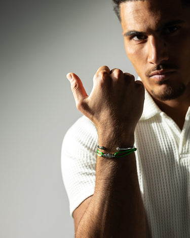 Midnight Lock Groen Armband Zilverkleurig op de pols van een man. handgemaakte sieraden, luxe heren sieraden.