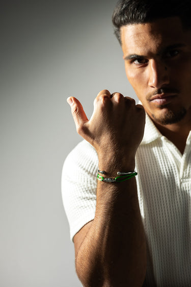 Midnight Lock Groen Armband Zilverkleurig op de pols van een man. handgemaakte sieraden, luxe heren sieraden.