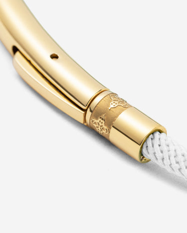 Noirèa Goudkleurig Wit Armband 3mm met luxe gouden sluiting en witte gevlochten draad.