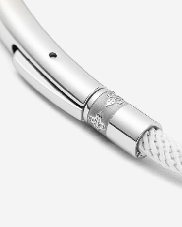 Noirèa Zilverkleurig Wit Armband 3mm detail met luxe handgreep en witte gevlochten draad, handgemaakte sieraden.