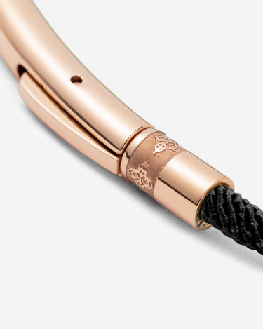 Noirèa Rosé goudkleurig sluiting van een zwarte armband, handgemaakt en luxe. Exclusieve sieraden voor mannen.