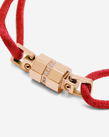 Midnight Lock Rood Armband met luxe sluiting en rode koord. Handgemaakte sieraden in roségoudkleurig.