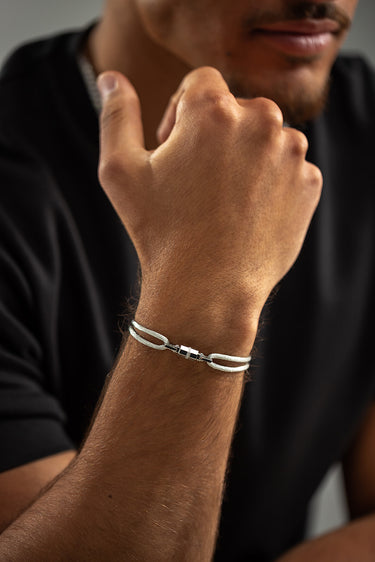 Man draagt handgemaakte Midnight Lock armband in rosegoudkleur met luxe uitstraling. Premium kwaliteit en exclusief voor mannen.