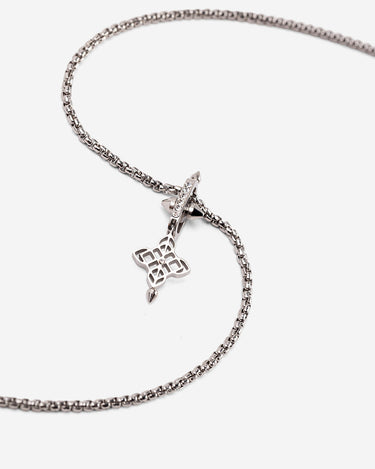 Celestia Cross zilverkleurig ketting, handgemaakte sieraden met een luxe kruismotief en geometrisch detail.
