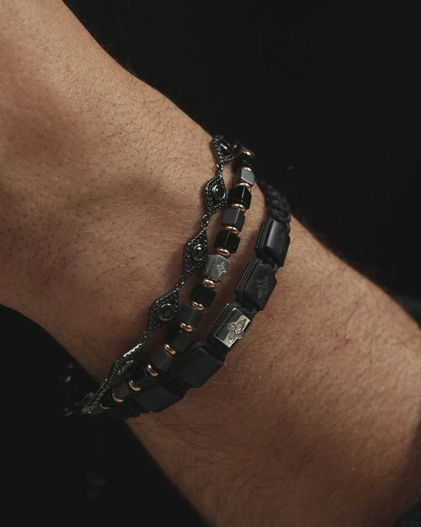 Man draagt Heavenly Growth Armband - roanross sieraden, handgemaakte sieraden, luxe heren sieraden, premium kwaliteit sieraden.